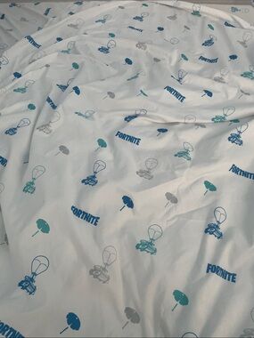 Fortnite-White & Blue Kids Bedding Sheet - Branded Gamer Design